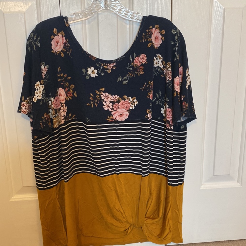 Maurices 24/7 Floral Blocked Knot Hem Tee-Size XL-EUC